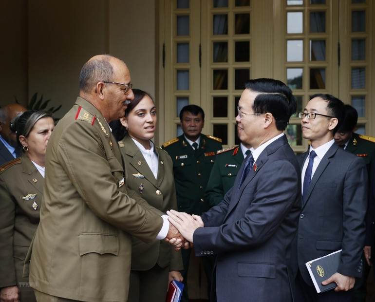 Chủ tịch nước Võ Văn Thưởng tiếp Tổng Tham mưu trưởng, Thứ trưởng Bộ các Lực lượng Vũ trang Cách mạng Cuba Roberto Legrá Sotolongo. (Ảnh: Thống Nhất/TTXVN)