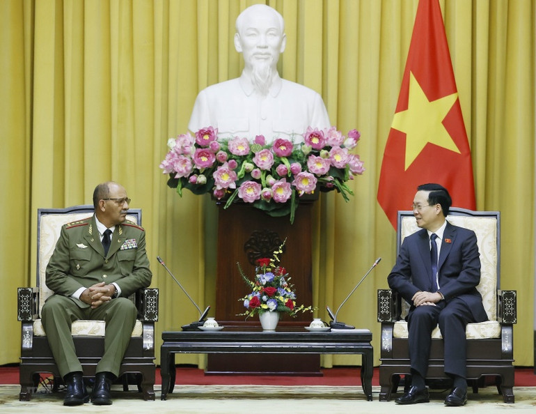 Chủ tịch nước Võ Văn Thưởng tiếp Tổng Tham mưu trưởng, Thứ trưởng Bộ các Lực lượng Vũ trang Cách mạng Cuba Roberto Legrá Sotolongo. (Ảnh: Thống Nhất/TTXVN)