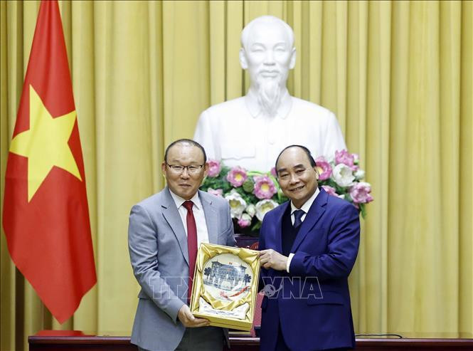 Chủ tịch nước Nguyễn Xuân Phúc tặng quà lưu niệm cho Huấn luyện viên trưởng Đội tuyển Bóng đá Việt Nam Park Hang-seo. (Ảnh: Thống Nhất/TTXVN)