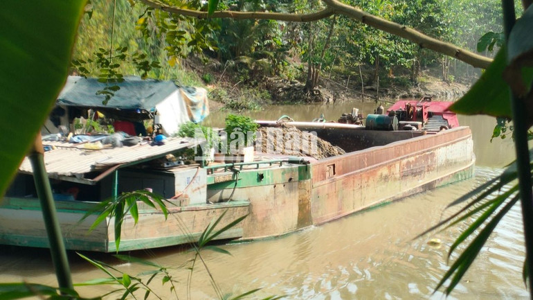 Phương tiện ghe chở cát vào công trình khắc phục sự cố. (Ảnh: HỮU NGHĨA)