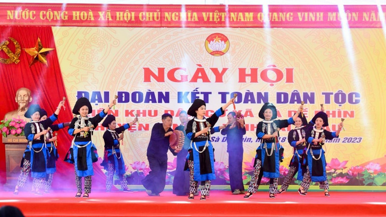 Một tiết mục văn nghệ chào mừng Ngày hội Đại đoàn kết toàn dân tộc xã Sà Dề Phìn. Một tiết mục văn nghệ chào mừng Ngày hội Đại đoàn kết toàn dân tộc xã Sà Dề Phìn.