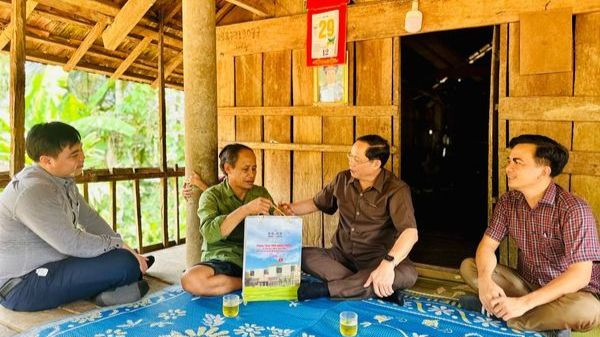 Thượng tướng Trần Quang Phương, Phó Chủ tịch Quốc hội thăm hỏi, tặng quà cho gia đình chính sách xã Long Môn, huyện Minh Long.