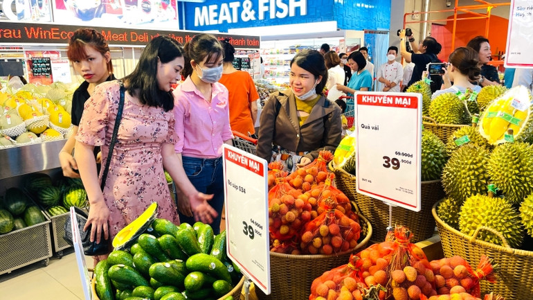 Rất đông khách hàng tới mua sắm trong ngày đầu khai trương. Rất đông khách hàng tới mua sắm trong ngày đầu khai trương.