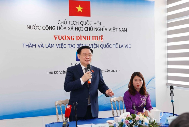 Chủ tịch Quốc hội Vương Đình Huệ nói chuyện với cán bộ, nhân viên Bệnh viện quốc tế La Vie. (Ảnh: Doãn Tấn-TTXVN)