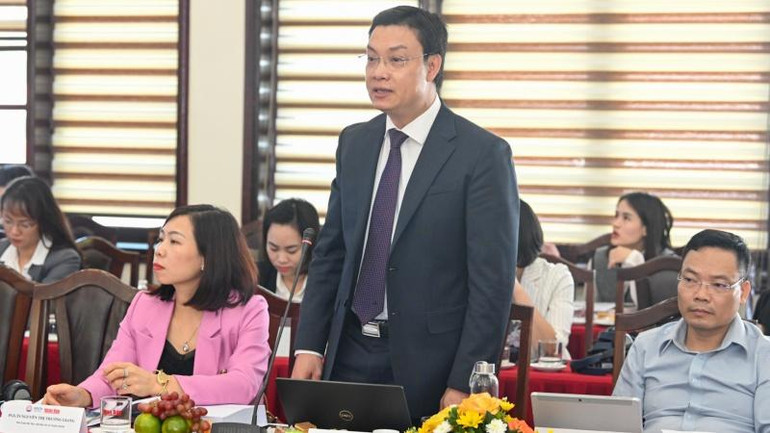 Phó Giám đốc Học viên Báo chí và Tuyên truyền Trần Thanh Giang đặt câu hỏi với các chuyên gia tại buổi Hội thảo.