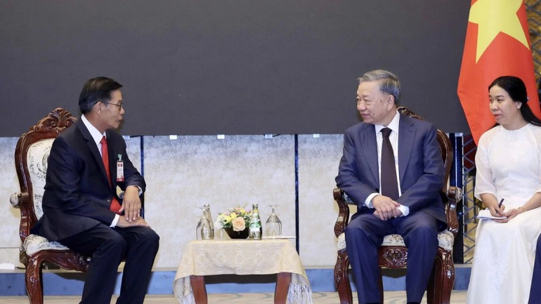 Chủ tịch nước Tô Lâm tiếp đồng chí Sinlavong Khoutphaythoune. (Ảnh: Nhan Sáng/TTXVN)