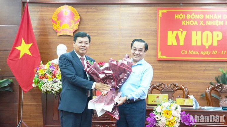 Bí thư Tỉnh ủy Cà Mau tặng hoa chúc mừng ông Trần Quốc Chính hoàn thành nhiệm vụ, nghỉ hưởng chính sách theo quy định.