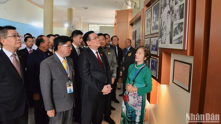 Chủ tịch Quốc hội Vương Đình Huệ thăm gian trưng bày tại Khu Di tích Chủ tịch Hồ Chí Minh.