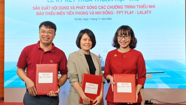 Tổng Biên tập Báo Thiếu niên Tiền phong và Nhi đồng Nguyễn Phan Khuê, Phó Giám đốc LalaTV Đặng Hồng Nga và Phó Tổng Giám đốc FPT Play Tô Nam Phương trao ký kết hợp tác.