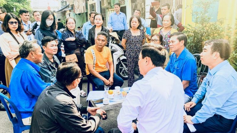 Chủ tịch thành phố Hải Phòng gặp gỡ, lắng nghe tâm tư người dân trong diện di chuyển thực hiện dự án chỉnh trang sông Tam Bạc (quận Hồng Bàng).