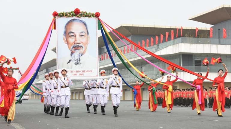 Đội diễu hành Công an nhân dân rước ảnh Bác Hồ. (Ảnh: Trần Hải)