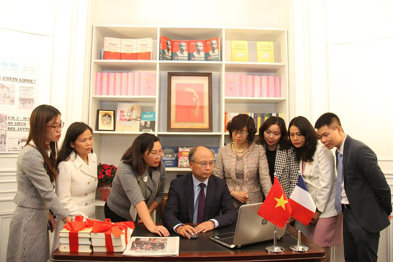 Phó Giám đốc, Phó Tổng Biên tập Nhà xuất bản Chính trị Quốc gia Sự thật Phạm Thị Thinh hướng dẫn các cơ quan đại diện Việt Nam tại Pháp truy cập tủ sách điện tử.