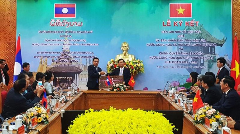 Đồng chí Leklai Sivilay tặng quà của tỉnh Sekong cho tỉnh Kon Tum. Đồng chí Leklai Sivilay tặng quà của tỉnh Sekong cho tỉnh Kon Tum.