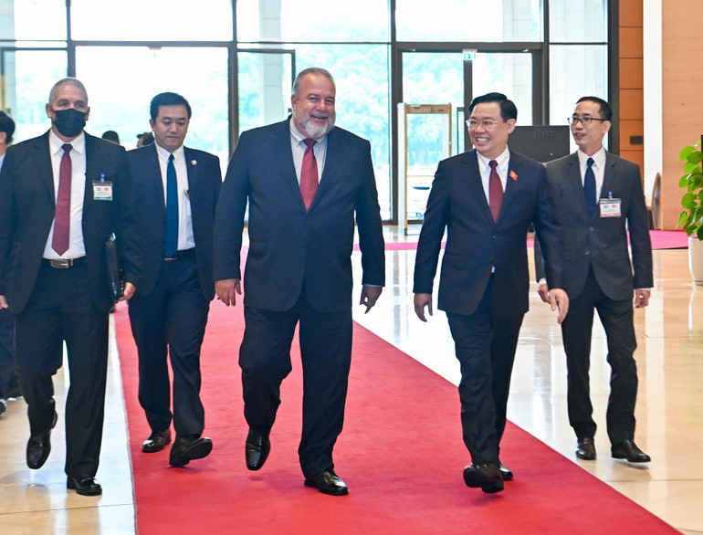 Chủ tịch Quốc hội Vương Đình Huệ và Thủ tướng Cộng hòa Cuba Manuel Marrero Cruz.