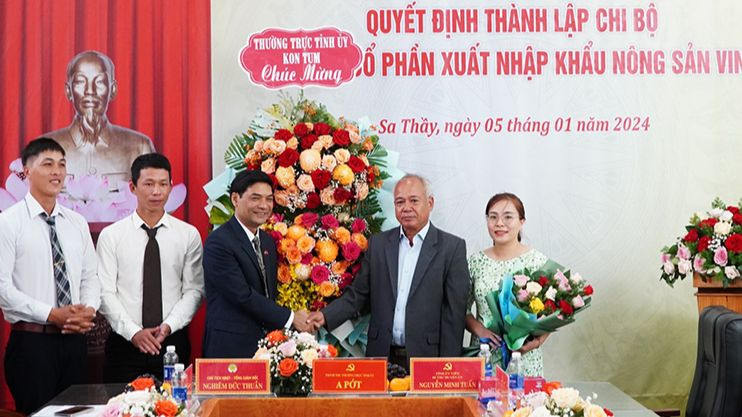 Đồng chí A Pớt, Phó Bí thư Thường trực Tỉnh ủy Kon Tum chúc mừng thành lập Chi bộ Công ty cổ phần Xuất nhập khẩu nông sản Vina. Đồng chí A Pớt, Phó Bí thư Thường trực Tỉnh ủy Kon Tum chúc mừng thành lập Chi bộ Công ty cổ phần Xuất nhập khẩu nông sản Vina.