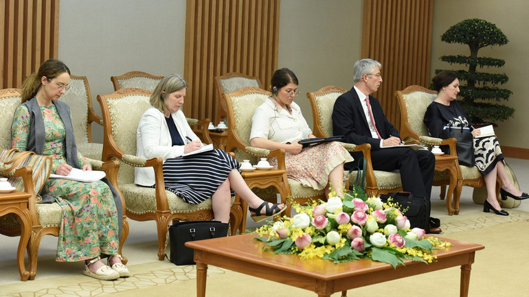 Các thành viên đi cùng đoàn Phó Thủ tướng, Bộ trưởng Ngoại giao và Các vấn đề châu Âu Cộng hòa Slovenia Tanja Fajon.