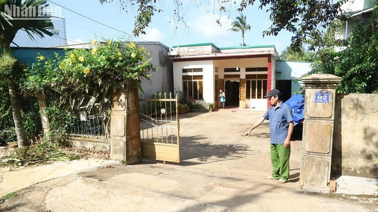 Ông Đoàn Ngọc Minh nhà ở ngay đầu đường Võ Văn Tần thuộc tổ dân phố 2, phường An Lạc, thị xã Buôn Hồ cho biết, mỗi khi mưa lớn một lượng lớn nước mưa đổ về mương thoát nước đường Võ Văn Tần khiến nước tràn vào nhà ông.