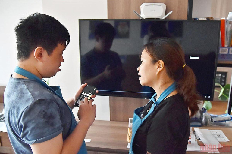 Cô giáo Nguyễn Thị Nhung hướng dẫn học viên cách tính và nhận tiền từ các vị khách đặc biệt sau mỗi buổi thực hành - một kỹ năng cơ bản mà các học viên còn yếu trong giai đoạn đầu.