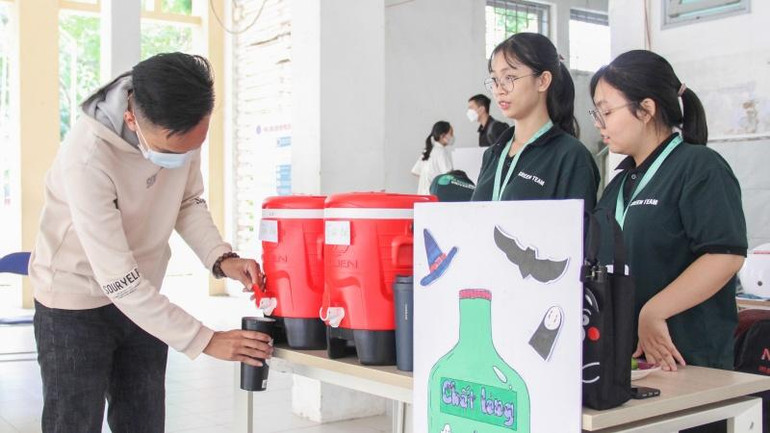 Lấy nước uống từ Trạm tiếp nước.