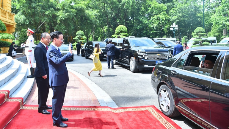 Chủ tịch nước Võ Văn Thưởng chào từ biệt Thủ tướng Malaysia Anwar Ibrahim sau buổi tiếp. Chủ tịch nước Võ Văn Thưởng chào từ biệt Thủ tướng Malaysia Anwar Ibrahim sau buổi tiếp.