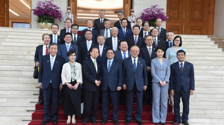 Thủ tướng Phạm Minh Chính và Chủ tịch Liên minh Nghị sĩ hữu nghị Nhật Bản-Việt Nam Nikai Toshihiro cùng các thành viên đoàn.