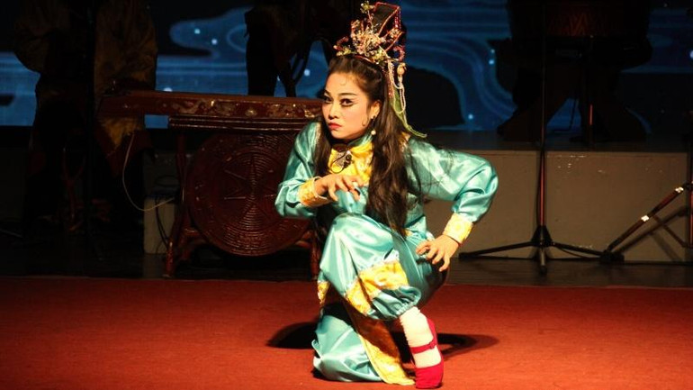 Trích đoạn tuồng “Nguyệt Cô hóa cáo”. Trích đoạn tuồng “Nguyệt Cô hóa cáo”.