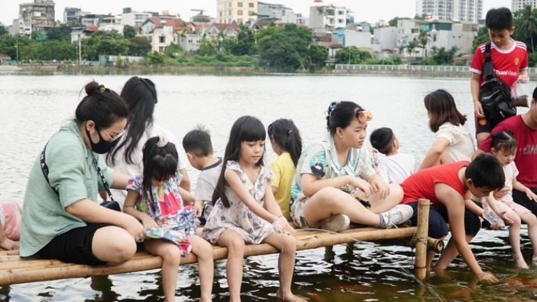 Các bạn nhỏ là những người thích thú nhất với sự xuất hiện của đàn cá Koi ở Hồ Tây. Các bạn nhỏ là những người thích thú nhất với sự xuất hiện của đàn cá Koi ở Hồ Tây.