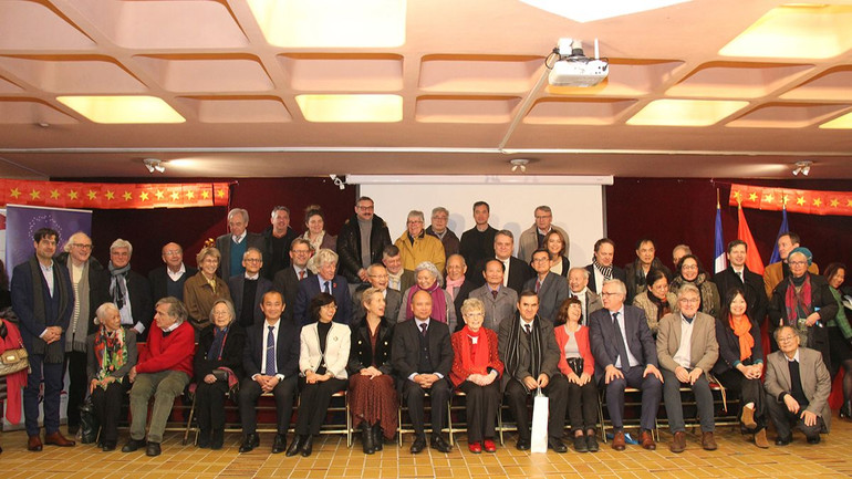 Các nhân chứng, bạn Pháp và Việt kiều chụp ảnh lưu niệm tại lễ kỷ niệm.