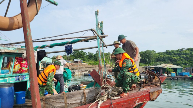 Bộ đội Biên phòng Quảng Ninh giúp ngư dân neo đậu tàu thuyền vào nơi an toàn phòng, chống bão số 1.
