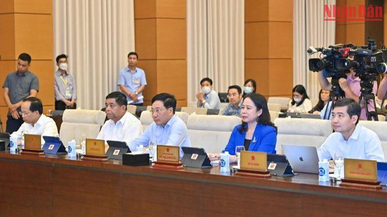 Phó Thủ tướng Thường trực Phạm Bình Minh và Phó Chủ tịch nước Võ Thị Ánh Xuân cùng các đại biểu dự phiên họp. Phó Thủ tướng Thường trực Phạm Bình Minh và Phó Chủ tịch nước Võ Thị Ánh Xuân cùng các đại biểu dự phiên họp.