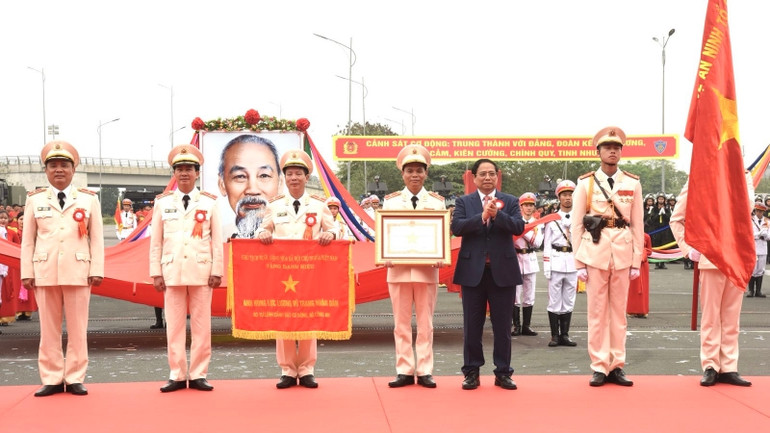 Thủ tướng Phạm Minh Chính trao Danh hiệu Anh hùng Lực lượng vũ trang nhân dân cho Bộ Tư lệnh lực lượng Cảnh sát cơ động. (Ảnh: Trần Hải)