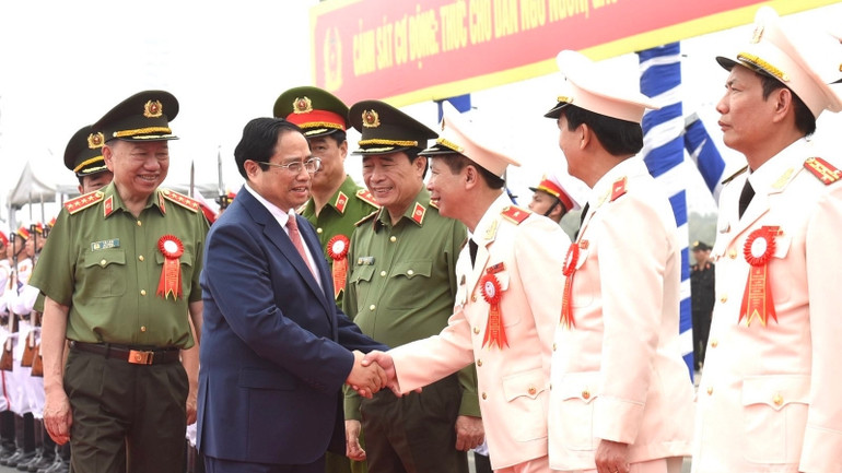 Thủ tướng Phạm Minh Chính với Lãnh đạo Bộ Công an. (Ảnh: Trần Hải)