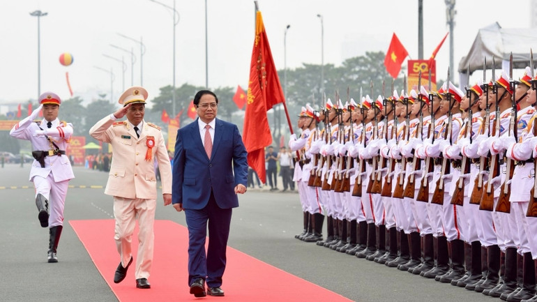 Thủ tướng Phạm Minh Chính duyệt Đội danh dự Công an nhân dân Việt Nam. (Ảnh: Trần Hải)