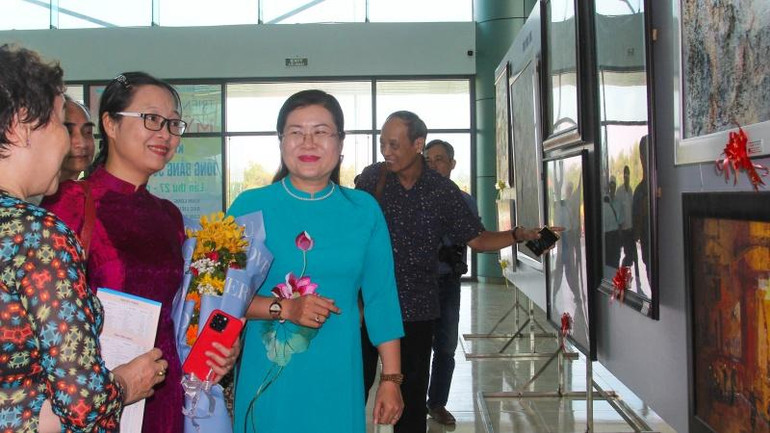 Các đại biểu thưởng thức các tác phẩm triển lãm. (Ảnh: BÁ DŨNG)