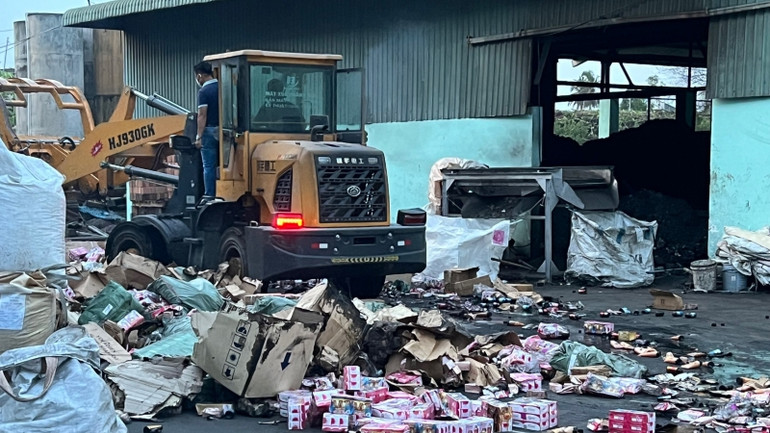 Tiêu hủy các sản phẩm mỹ phẩm giả nhãn hiệu. (Ảnh Cục Quản lý thị trường Thành phố Hồ Chí Minh cung cấp)