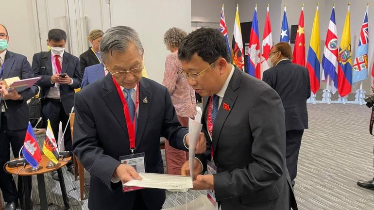 Trưởng đoàn Việt Nam gặp và trao thư cảm ơn của Chủ tịch Quốc hội Việt Nam tới Chủ tịch Quốc hội Thái Lan Chuan Leekpai.