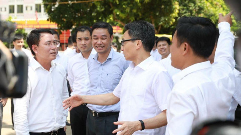 Phó Thủ tướng Vũ Đức Đam trao đổi với đại diện các đơn vị khi thị sát triển khai dự án Đại học Quốc gia Hà Nội tại Hòa Lạc.