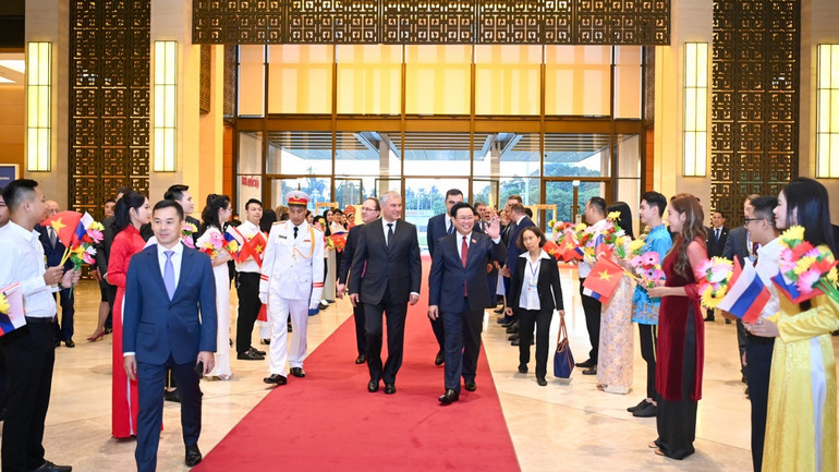 Nhân viên Văn phòng Quốc hội chào mừng Chủ tịch Duma Quốc gia Quốc hội Liên bang Nga. Nhân viên Văn phòng Quốc hội chào mừng Chủ tịch Duma Quốc gia Quốc hội Liên bang Nga.