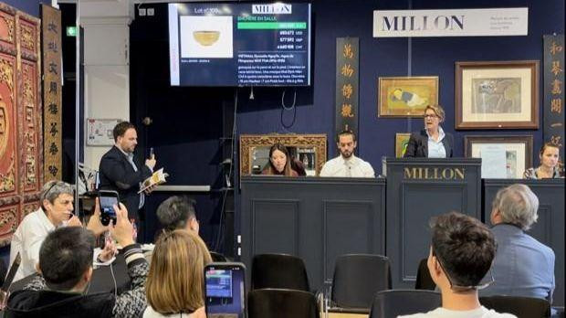 Phiên bán đấu giá bát vàng thời vua Khải Định. (Ảnh: Thu Hà/TTXVN)