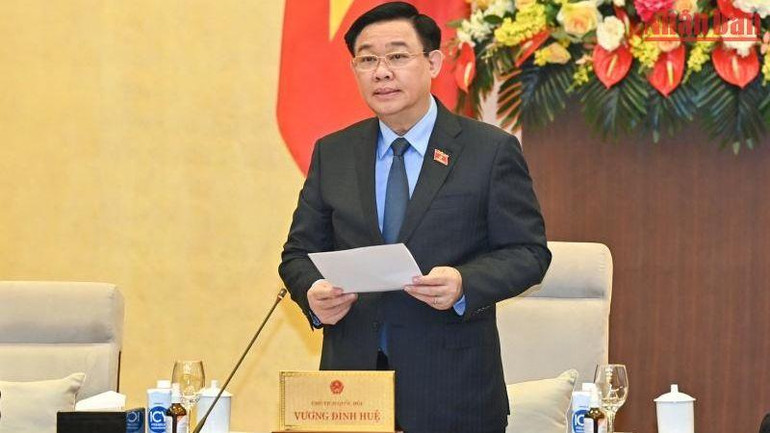 Chủ tịch Quốc hội Vương Đình Huệ phát biểu khai mạc phiên họp. Chủ tịch Quốc hội Vương Đình Huệ phát biểu khai mạc phiên họp.