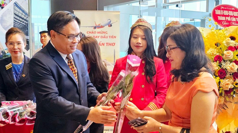 Lãnh đạo Sở Du lịch Quảng Ninh tặng hoa chúc mừng những vị khách đầu tiên đến từ Cần Thơ. Lãnh đạo Sở Du lịch Quảng Ninh tặng hoa chúc mừng những vị khách đầu tiên đến từ Cần Thơ.