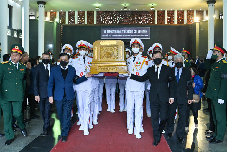 Lãnh đạo Đảng, Nhà nước đưa linh cữu đồng chí Vũ Oanh ra xe tang. Lãnh đạo Đảng, Nhà nước đưa linh cữu đồng chí Vũ Oanh ra xe tang.