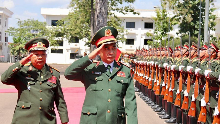 Đại tướng Chansamone Chanyalath dành sự đón tiếp trọng thị với nghi thức cao nhất của quân đội dành cho Đại tướng Phan Văn Giang và Đoàn đại biểu quân sự cấp cao Việt Nam. (Ảnh: Trịnh Dũng)