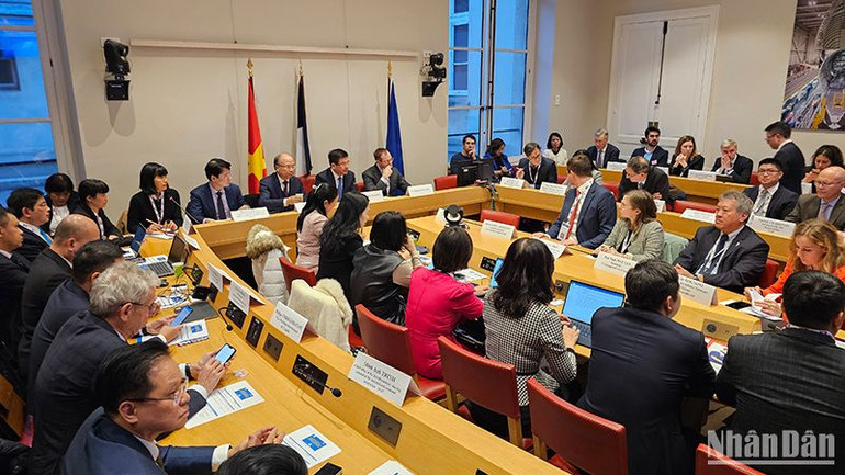 Các doanh nghiệp Việt Nam và Pháp trao đổi các biện pháp tăng cường hợp tác, nhất là trong lĩnh vực thương mại, năng lượng và công nghiệp. (Ảnh: Minh Duy)