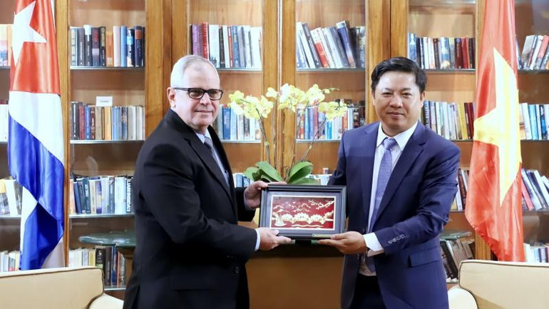 Ủy viên dự khuyết Trung ương Đảng, Phó Bí thư Thường trực Thành ủy Đà Nẵng Lương Nguyễn Minh Triết tặng quà lưu niệm cho Đoàn.