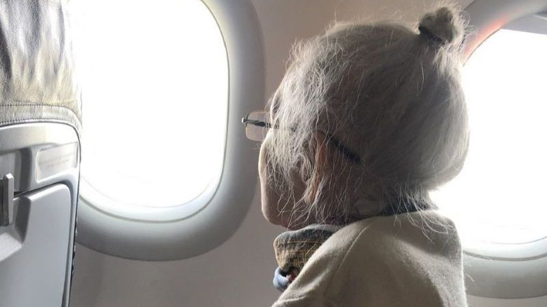 Giáo sư, bác sĩ Nguyễn Thị Ngọc Toản (94 tuổi), phu nhân của Trung tướng Cao Văn Khánh trên chuyến bay trở lại Điện Biên.