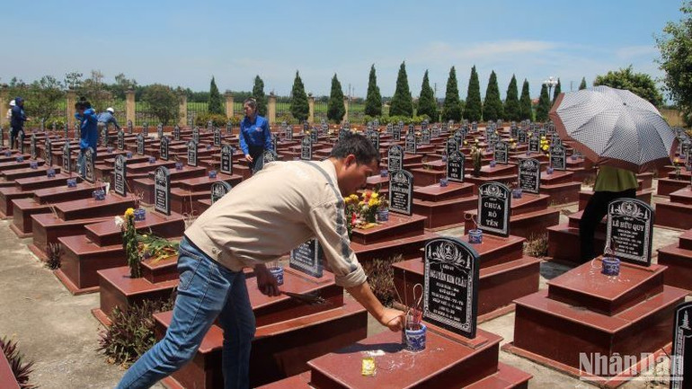 Cán bộ Công đoàn và Đoàn thanh niên Nhà máy Nhiệt điện Thái Bình 2 thắp hương tại nghĩa trang liệt sĩ xã Thái Xuyên (huyện Thái Thụy, tỉnh Thái Bình).