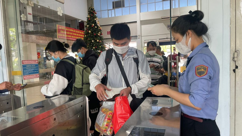 Nhân viên ga Sài Gòn kiểm tra vé của hành khách đi tàu Thống Nhất.
