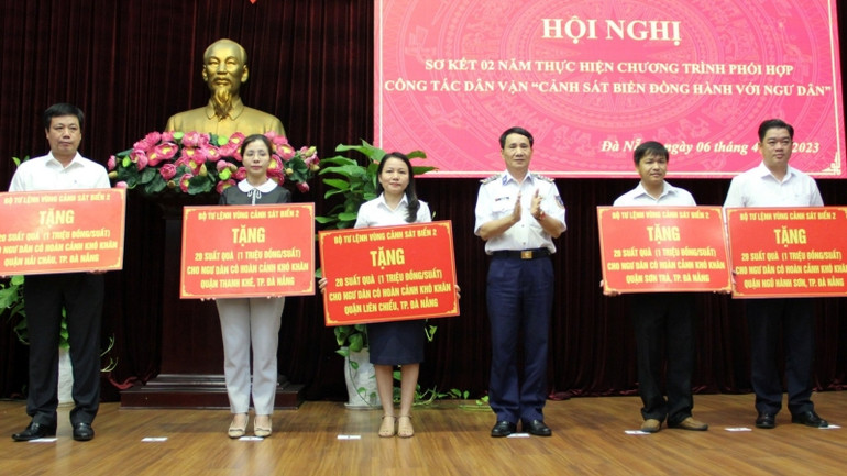 Đại diện Bộ Tư lệnh Vùng Cảnh sát biển 2 trao tặng 100 suất quà cho ngư dân Đà Nẵng có hoàn cảnh khó khăn.