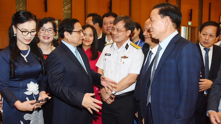 Thủ tướng Phạm Minh Chính trò chuyện với các doanh nhân, đại biểu tham dự buổi gặp mặt.